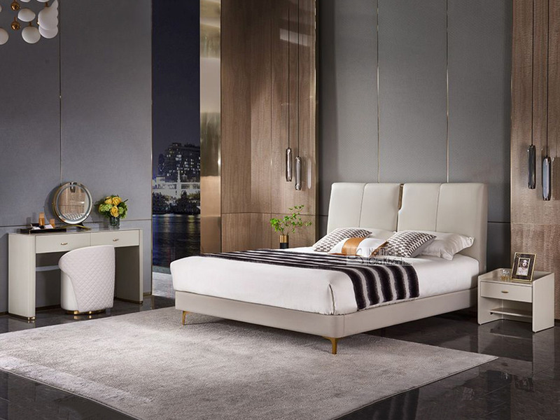 Giường ngủ bọc giả da Napa GIC035-18 màu be, phong cách hiện đại, được chụp toàn cảnh trong một phòng ngủ sang trọng. Đầu…