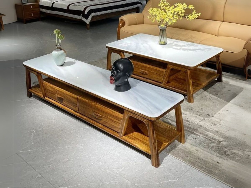 Bộ bàn trà và kệ tivi phong cách hiện đại, chụp từ góc nhìn hơi cao xuống, đặt trên nền gạch màu xám nhạt. Cả hai sản phẩm…