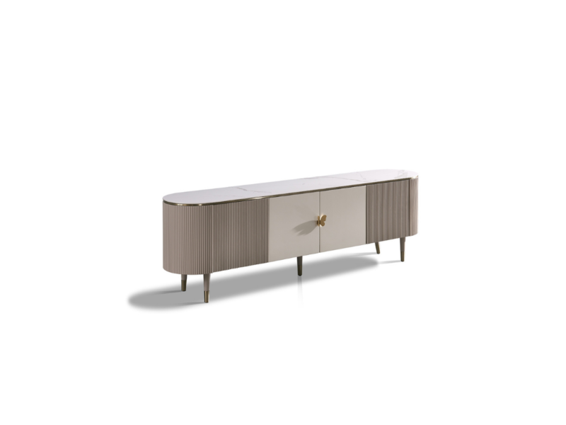 Kệ tivi hiện đại GK01-20 chụp từ góc chếch phía trước, nổi bật với mặt đá trắng vân mây và thân tủ màu be/xám nhạt. Hai bê…