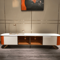 Kệ tivi phong cách luxury hiện đại, chụp chính diện trong không gian phòng khách sang trọng. Kệ có mặt đá màu trắng sáng…