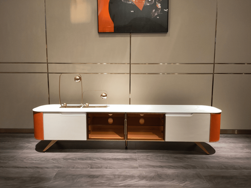 Kệ tivi phong cách luxury hiện đại, chụp chính diện trong không gian phòng khách sang trọng. Kệ có mặt đá màu trắng sáng…