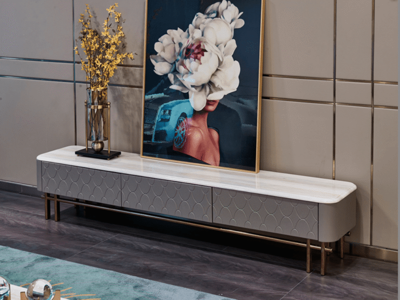 Kệ tivi phong cách Luxury hiện đại, chụp chính diện trong không gian phòng khách sang trọng. Kệ có mặt đá cẩm thạch trắng…