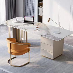 Bối cảnh phòng làm việc hiện đại luxury với bàn làm việc lớn mặt đá vân mây và tủ phụ màu be. Ghế làm việc MIREVA CT16 màu…