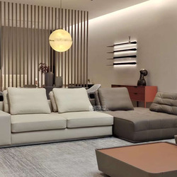 Bộ sofa góc chữ L SF2216-1 được chụp từ góc chính diện hơi chếch, nổi bật với thiết kế tối giản, hiện đại. Phần ghế dài mà…