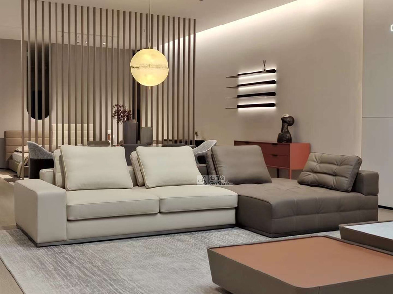 Bộ sofa góc chữ L SF2216-1 được chụp từ góc chính diện hơi chếch, nổi bật với thiết kế tối giản, hiện đại. Phần ghế dài mà…
