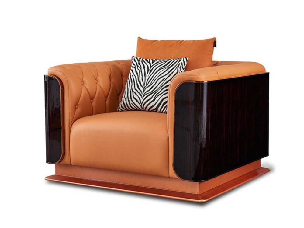 Ghế sofa đơn SFGD16-123 chụp cận cảnh từ góc hơi nghiêng, nổi bật với chất liệu da bò tự nhiên màu nâu cam. Tay vịn ốp vân…