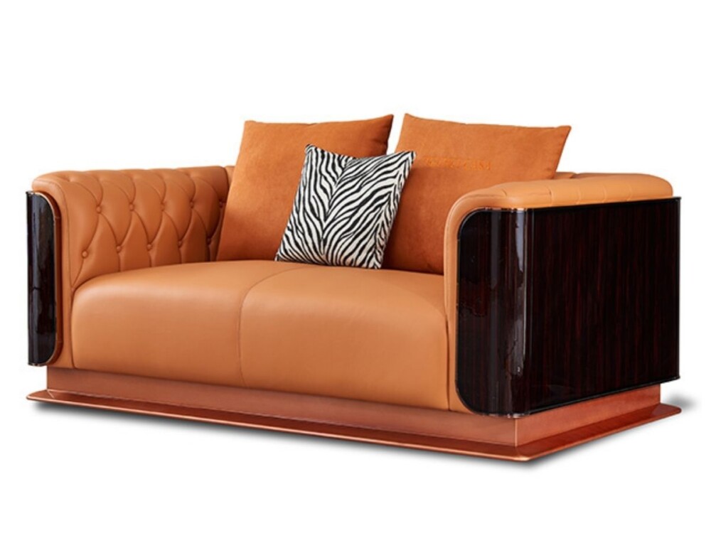 Ghế sofa băng đôi SFGD16-123 chụp chính diện, với hai đệm ngồi rộng rãi bọc da bò tự nhiên màu nâu cam. Lưng ghế được rút…