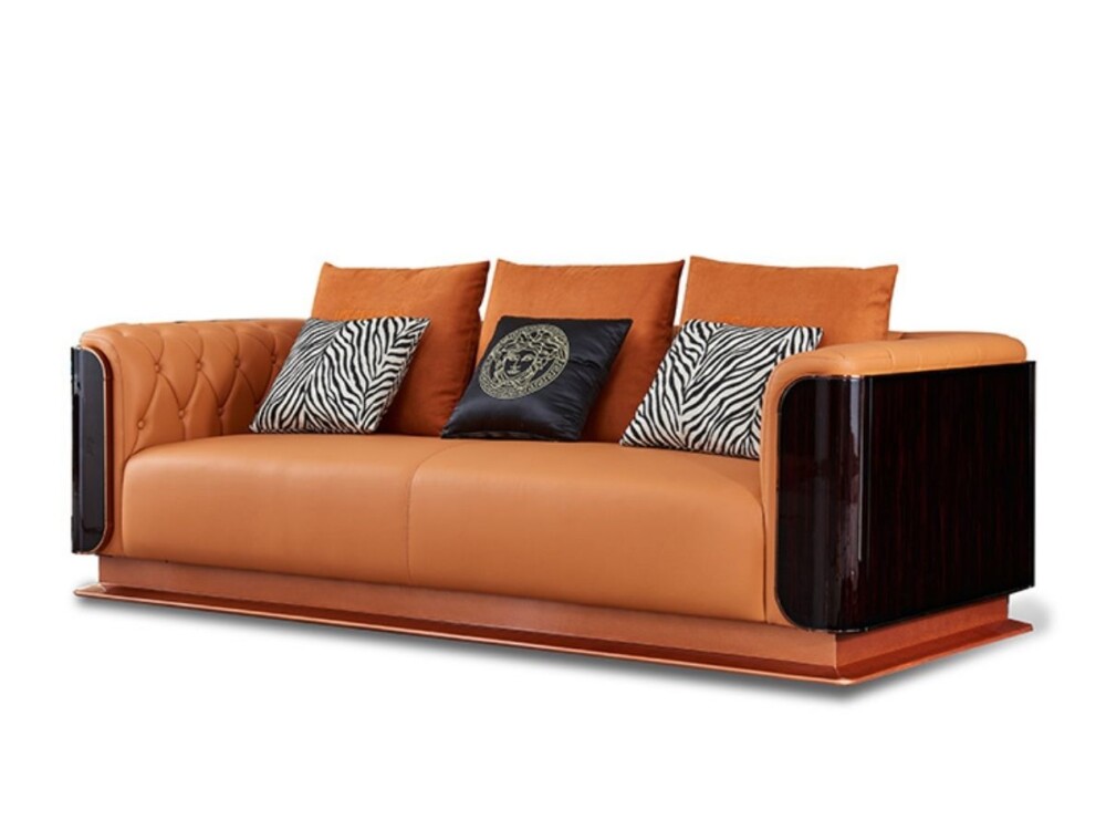 Ghế sofa băng ba SFGD16-123 chụp từ góc thấp, cho thấy ba đệm ngồi bọc da bò tự nhiên màu nâu cam. Thiết kế tay vịn ốp vân…