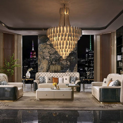 Toàn cảnh bộ sofa luxury SFQ626-123 màu kem be đặt trong phòng khách rộng lớn, sang trọng với phong cách hiện đại. Bộ sofa…