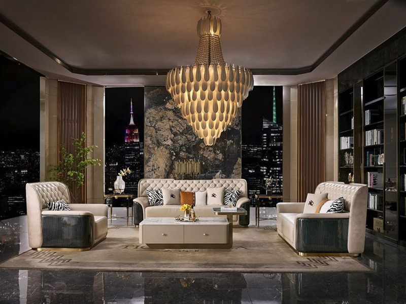 Toàn cảnh bộ sofa luxury SFQ626-123 màu kem be đặt trong phòng khách rộng lớn, sang trọng với phong cách hiện đại. Bộ sofa…