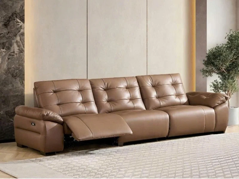 Sofa băng ba chỗ ngồi SFB8170 màu nâu da bò, chụp chính diện trong phòng khách hiện đại. Ghế có thiết kế tối giản, tựa lưn…