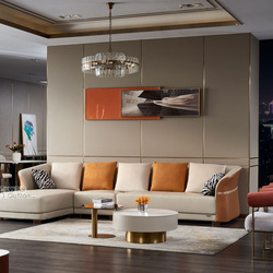 Bộ sofa góc chữ L màu kem nhạt, bọc da Nappa cao cấp, đặt trong phòng khách phong cách hiện đại luxury. Sofa có tựa lưng t…