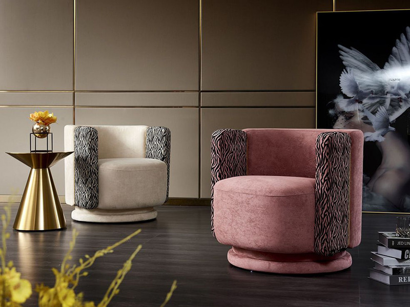 Hai chiếc ghế thư giãn GCQ678 phong cách luxury được chụp chính diện trong không gian phòng khách sang trọng. Một ghế màu…