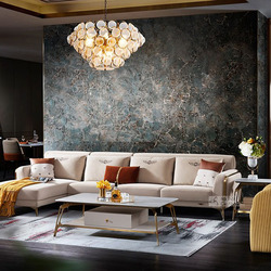 Bộ sofa góc phải 3 băng SBQ71-3 màu kem bọc da Nappa, nổi bật với chân viền thép không gỉ mảnh mai, đặt trong phòng khách…