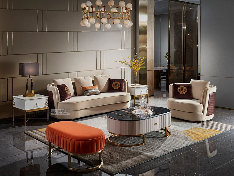 Ảnh chụp tổng thể bộ sofa luxury SFQ78 trong không gian phòng khách sang trọng, với góc nhìn trực diện. Bộ sản phẩm gồm mộ…