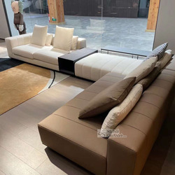 Bộ sofa góc trái SF2201-1 phong cách Ý được chụp từ góc cao, tập trung vào phần góc chữ L. Ghế có một phần chaiselongue bọ…