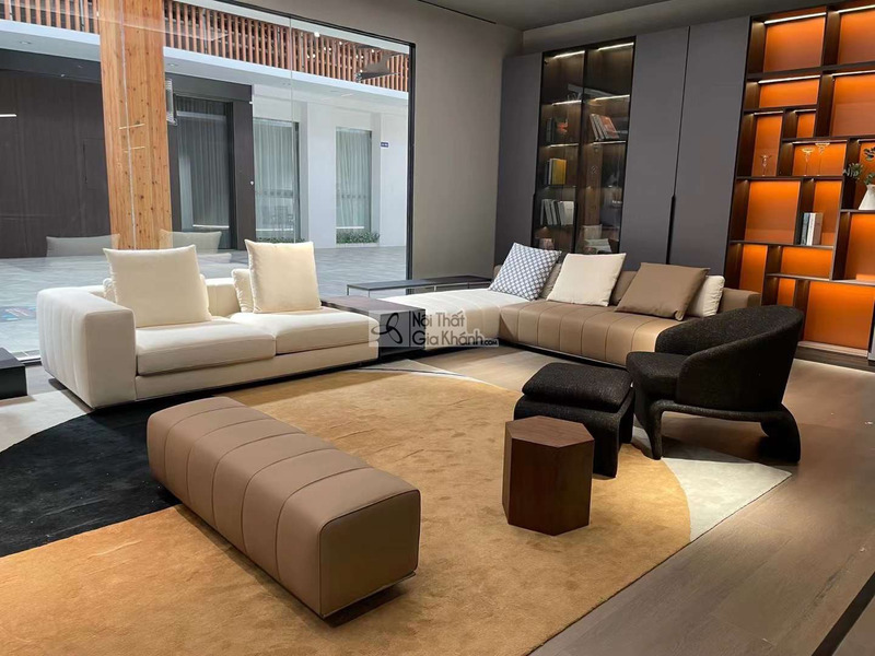 Toàn cảnh phòng khách trưng bày bộ sofa góc SF2201-1 phong cách Ý, nhìn thẳng vào không gian. Bộ sofa chữ L lớn gồm ghế dà…
