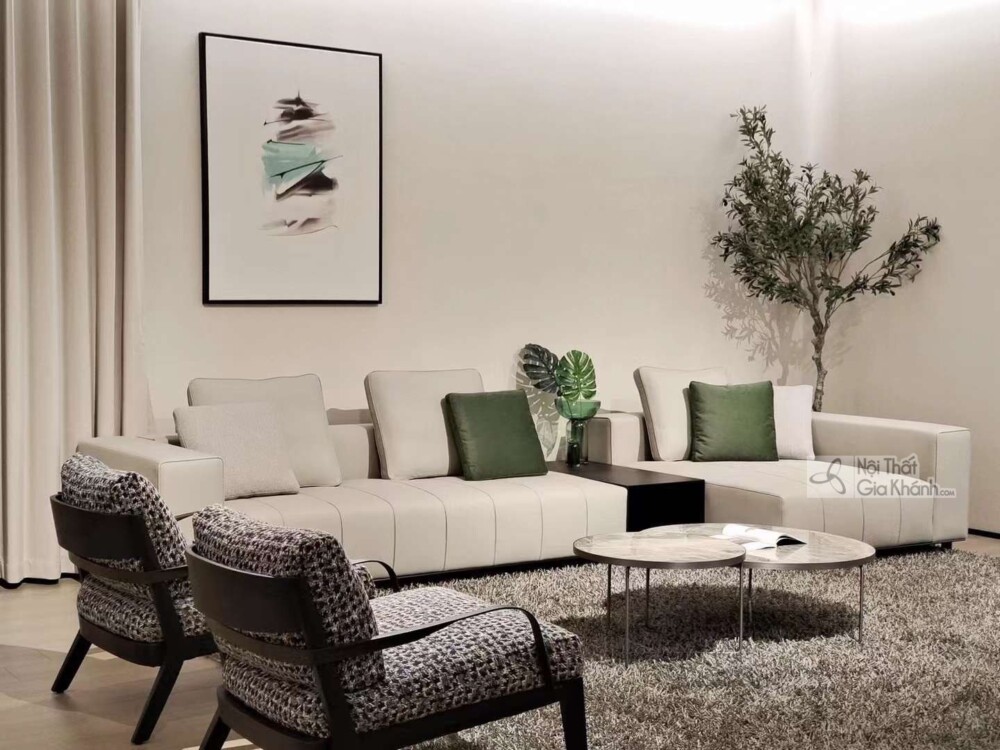 Góc nhìn rộng hơn về bộ sofa góc trái SF2201-2 màu kem nhạt trong phòng khách. Sofa có thiết kế tối giản, đệm ngồi và tựa…