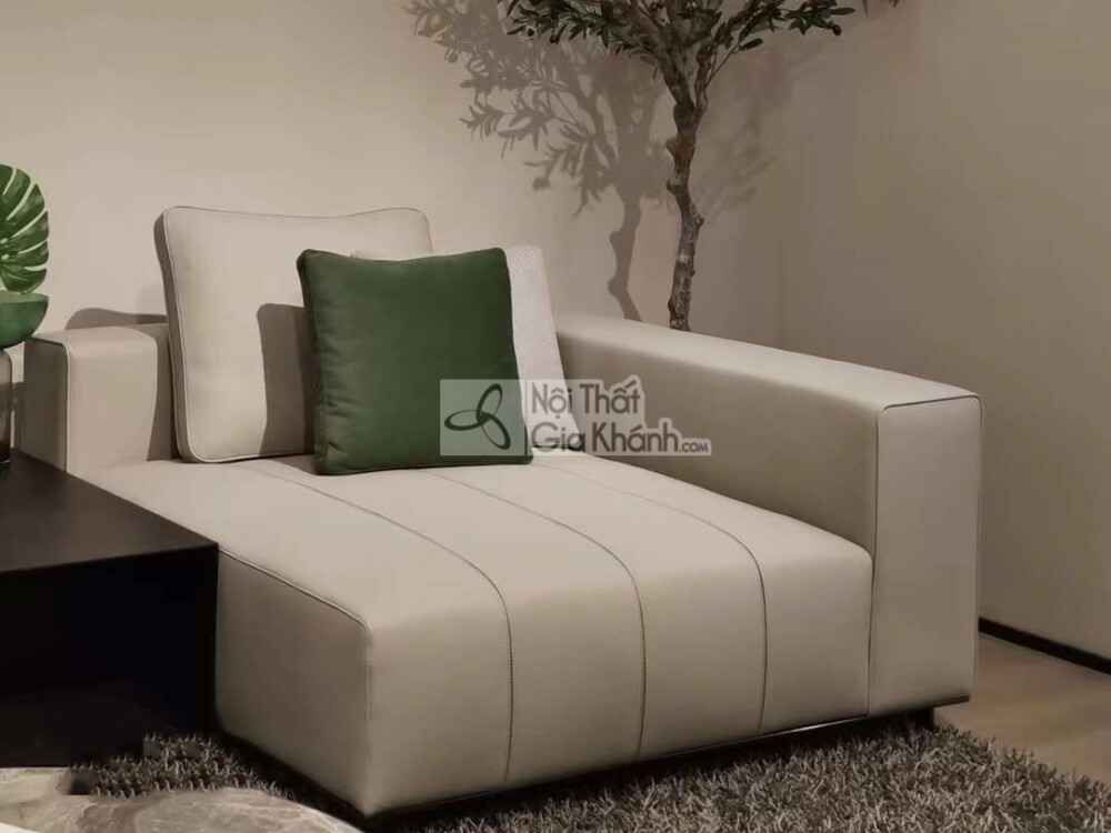 Chi tiết phần ghế dài (ghế góc) của sofa SF2201-2 màu kem nhạt, được bọc da cao cấp với các đường chỉ dọc tạo điểm nhấn. C…