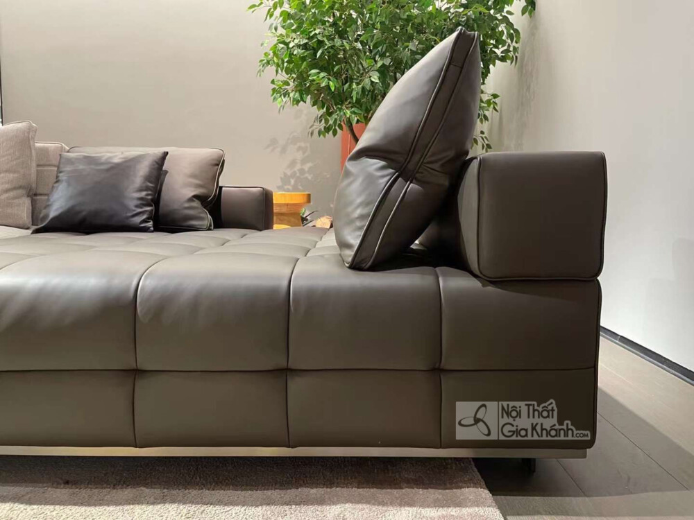 Cận cảnh phần tay vịn và cạnh bên của bộ sofa góc SF2032. Tay vịn có thiết kế vuông vắn, đơn giản, được bọc da bò tự nhiên…