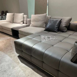 Cận cảnh bộ sofa góc trái SF2032, tập trung vào phần góc chần ô bọc da màu xám đậm và phần ghế dài bọc vải màu be. Các gối…