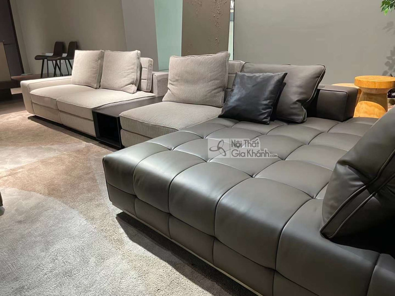 Cận cảnh bộ sofa góc trái SF2032, tập trung vào phần góc chần ô bọc da màu xám đậm và phần ghế dài bọc vải màu be. Các gối…