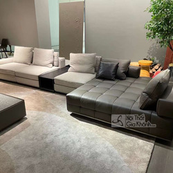 Toàn cảnh bộ sofa góc trái SF2032 được đặt trong không gian phòng khách hiện đại. Sofa có phần góc chần ô bọc da màu xám đ…