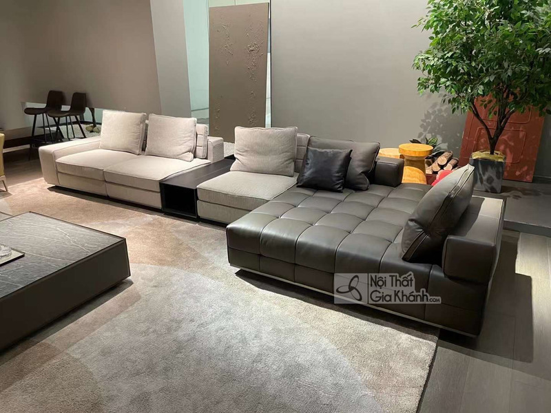 Toàn cảnh bộ sofa góc trái SF2032 được đặt trong không gian phòng khách hiện đại. Sofa có phần góc chần ô bọc da màu xám đ…