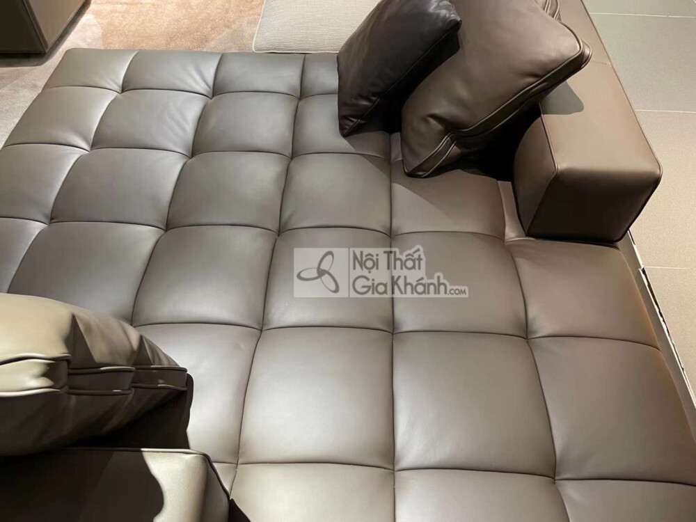 Góc nhìn từ trên xuống, tập trung vào bề mặt đệm ngồi của phần góc sofa SF2032. Bề mặt da bò tự nhiên màu xám đậm được chầ…