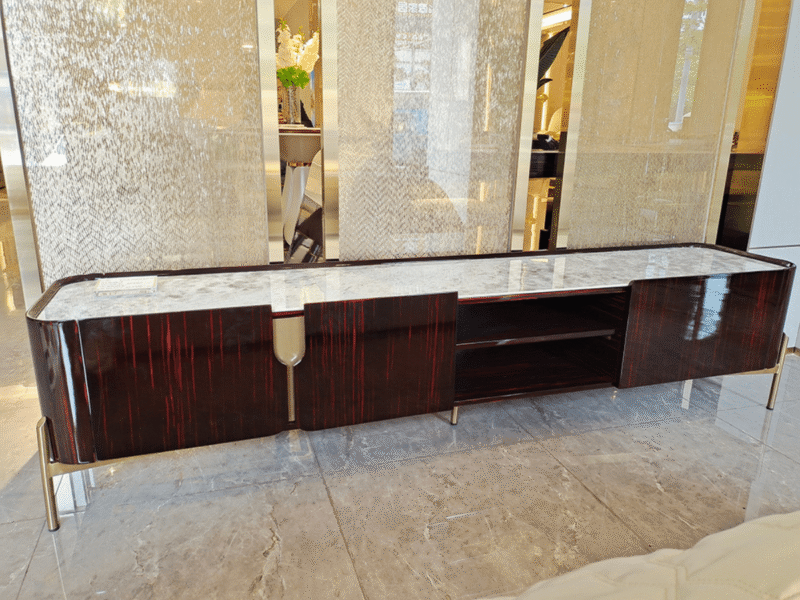 Kệ tivi mặt đá KT8808-20 được trưng bày trong một không gian phòng khách luxury, chụp chính diện, thể hiện rõ vẻ đẹp của s…