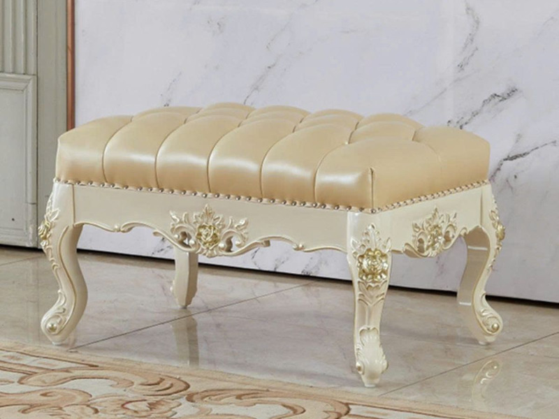 Ghế đôn sofa DS01-TN phong cách tân cổ điển, chụp chính diện hơi chếch góc thấp, nổi bật phần đệm bọc da nhân tạo màu kem…