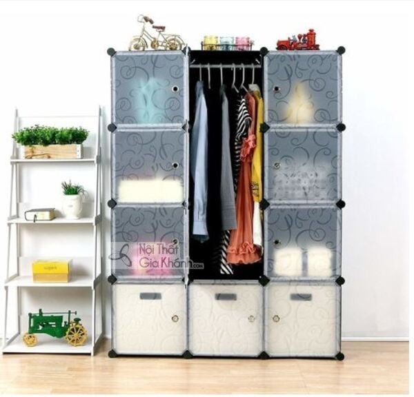 Tủ quần áo nhựa cánh mở họa tiết chữ hoa trang trí