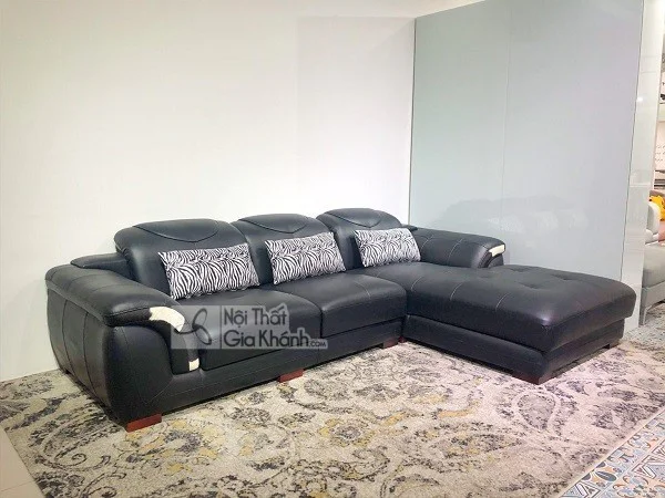 Sofa góc chữ L bọc da màu đen, gối tựa họa tiết vằn, chân thấp