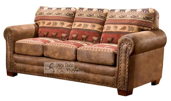 Ghế sofa nệm màu nâu viền đinh tán, gối tựa họa tiết
