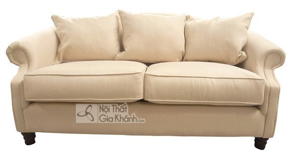 Ghế sofa nệm hai chỗ màu kem, tay vịn cuộn, chân gỗ sẫm