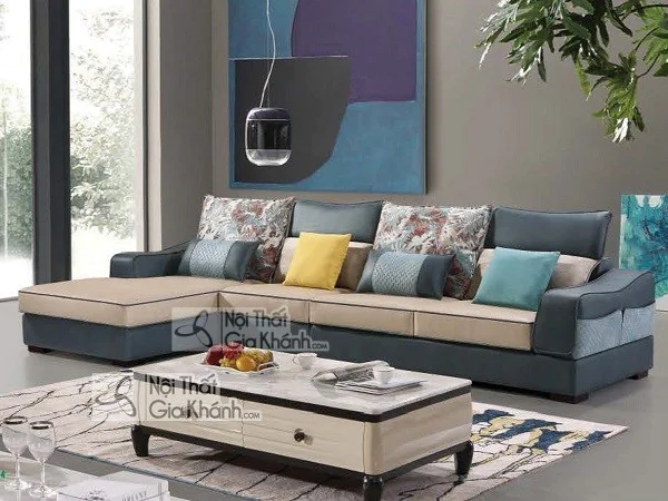 Sofa góc bọc vải phối hai tông xanh navy và be, gối tựa họa tiết