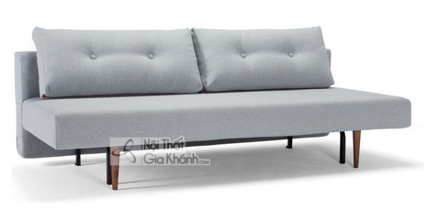 Sofa nệm màu xám nhạt không tay vịn, tựa lưng cài nút, chân gỗ thon