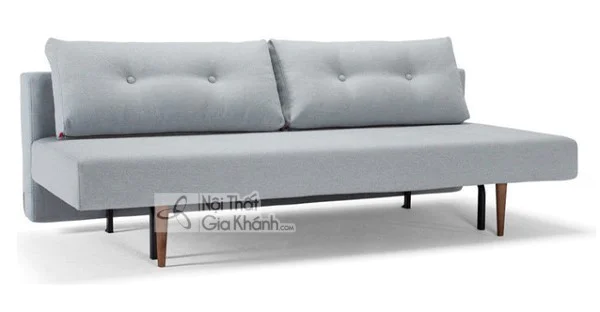 Sofa nệm màu xám nhạt không tay vịn, tựa lưng cài nút, chân gỗ thon