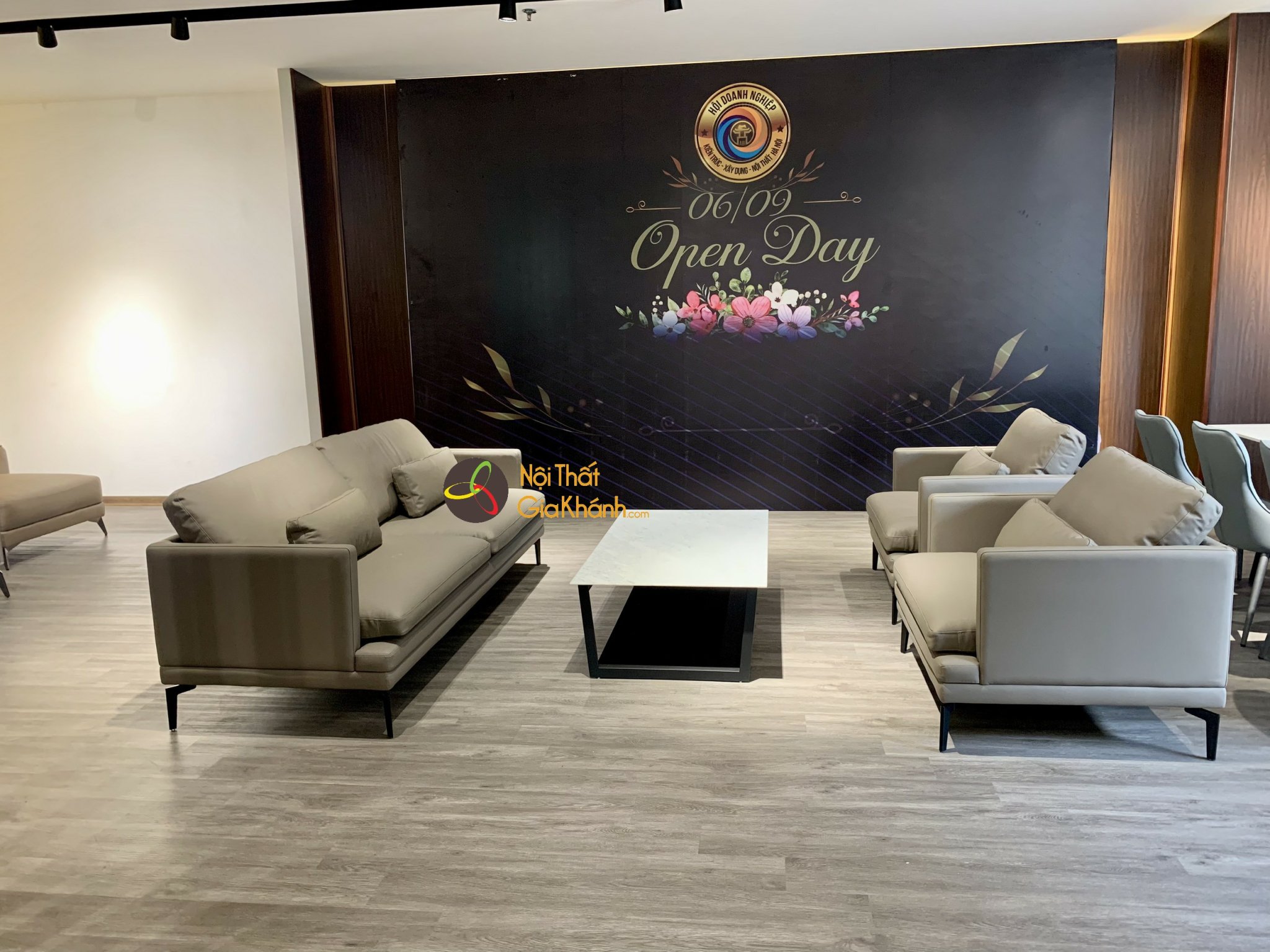 Sofa màu xám greige đang có tại showroom Gia Khánh Hà Nội