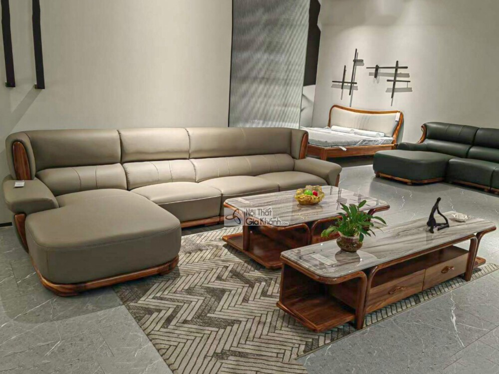 Toàn cảnh không gian trưng bày nội thất tại showroom Gia Khánh, nổi bật là bộ sofa góc phải SFW80-3 bọc da màu xám be, kết…