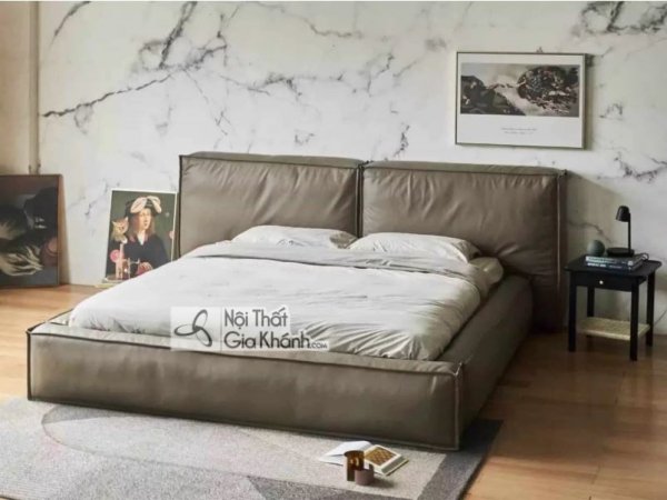 Giường ngủ thấp bọc da màu xám, đầu giường hai tấm, kê sát sàn