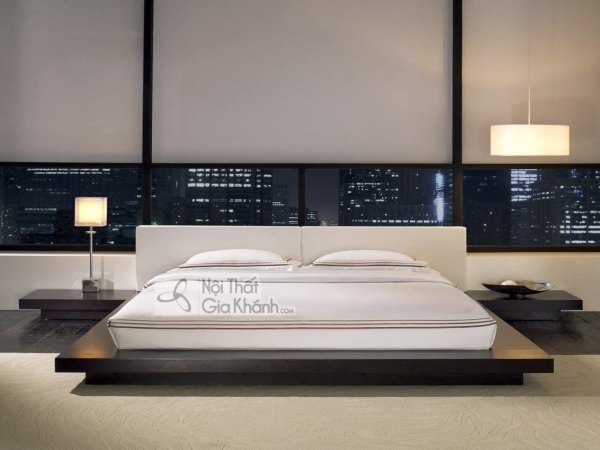 Giường thấp khung tấm phẳng màu sẫm, đầu giường trắng, đèn ngủ hai bên