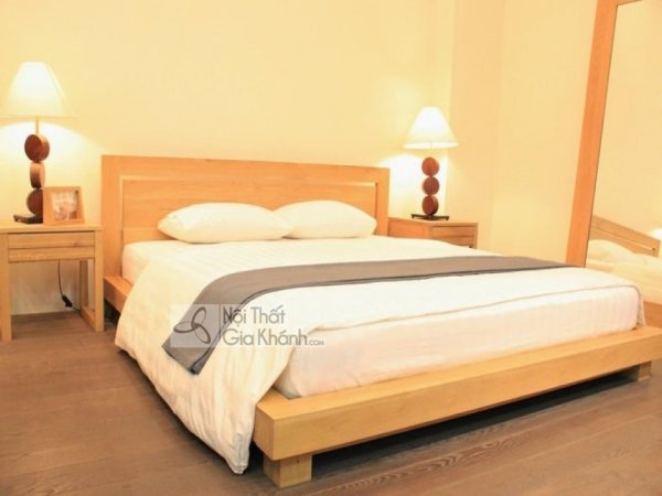 Giường ngủ gỗ sáng màu chân thấp, đầu giường cao và hai tủ đầu giường
