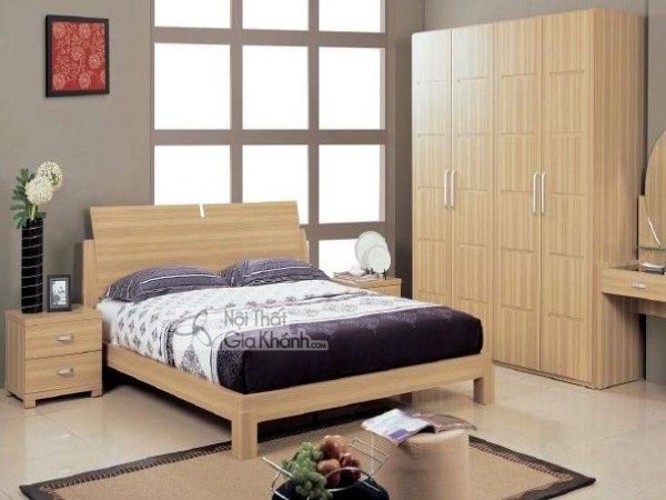 Giường ngủ gỗ sáng màu đi kèm tủ quần áo và tủ đầu giường