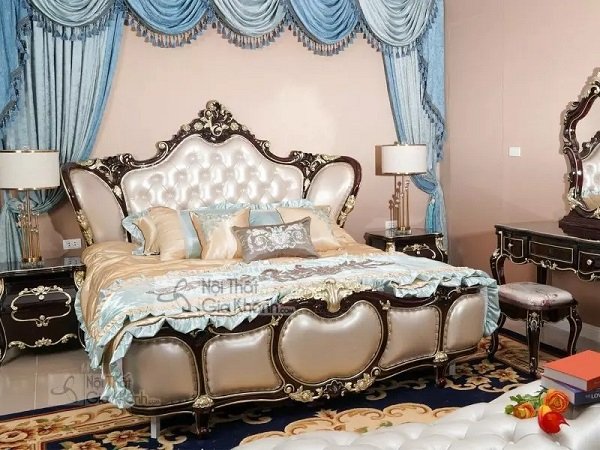 Vệ sinh giường bọc da bằng khăn ẩm mềm, không dùng hóa chất mạnh