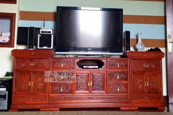 Kệ tivi gỗ hương Nam Phi màu đỏ thẫm đặt sát tường phòng khách