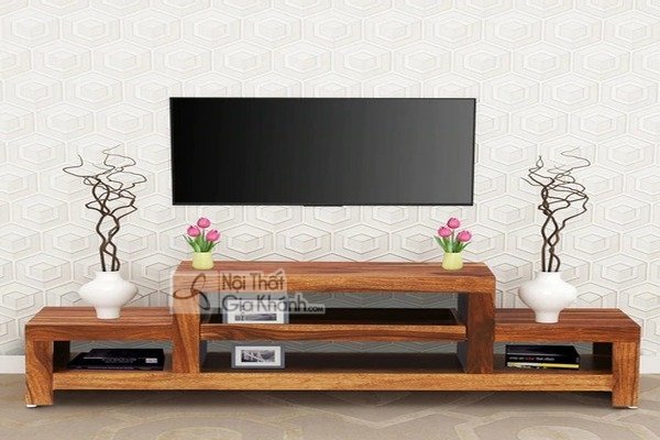 Phòng khách bố trí kệ tivi gỗ hương ở vị trí thoáng, thoát nhiệt tốt
