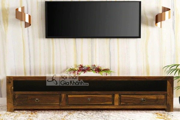 Kệ tivi gỗ hương đặt ở độ cao vừa tầm mắt khi ngồi trên sofa