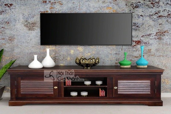 Kệ tivi gỗ hương cao cấp đặt tránh vị trí đối diện cửa ra vào