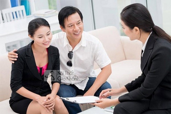 Nhân viên tư vấn tại showroom Gia Khánh thân thiện, nhiệt tình